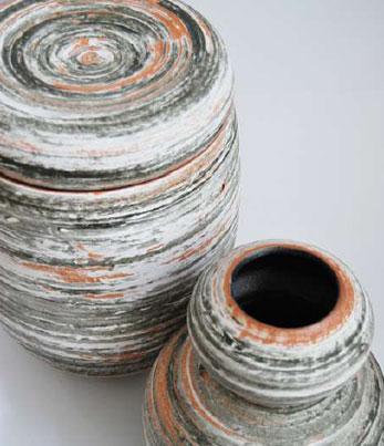 Ton-Urne und Vase
